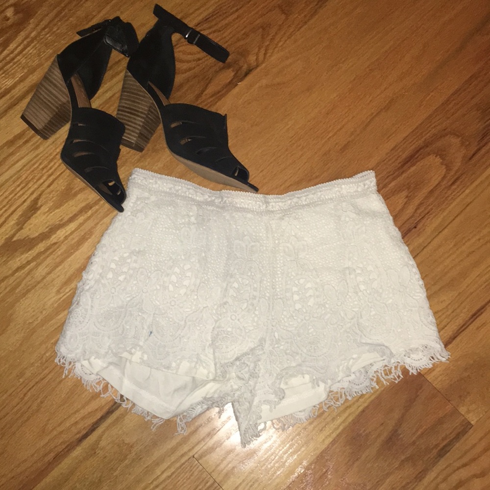 White lace shorts super comfy! Size medium!